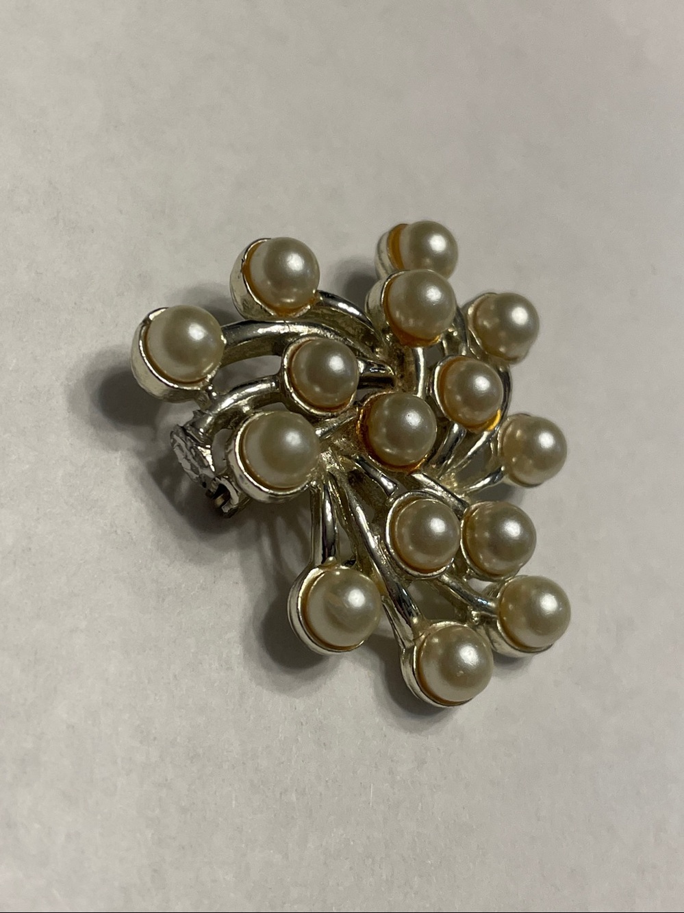 1950s Emmons Silver Tone and Pearl Brooch - Picture 4 of 4